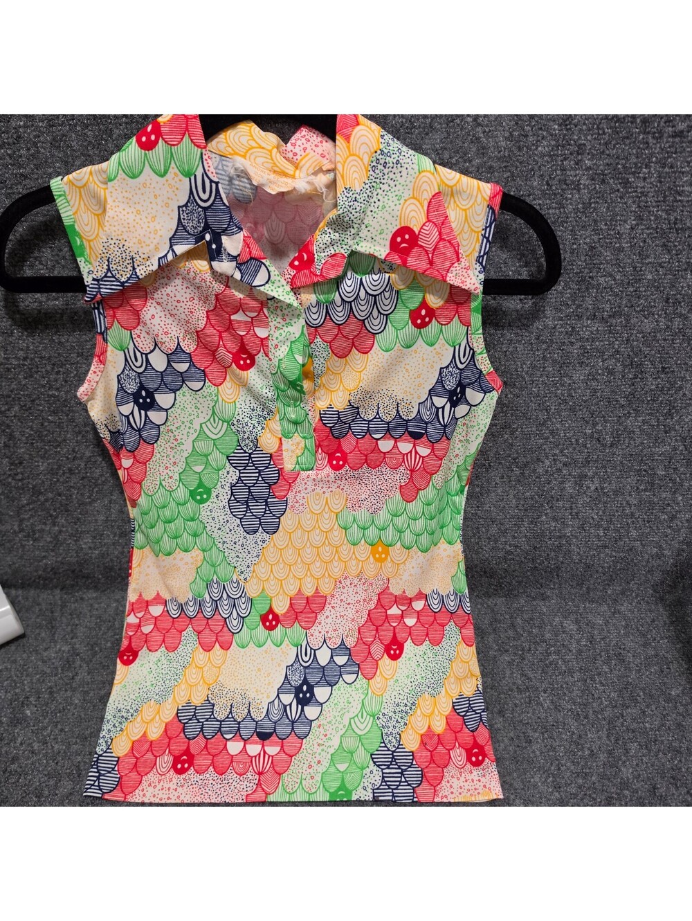 VS26. Vintage 70s Andrew St John psychedelic scallop print sleeveless top